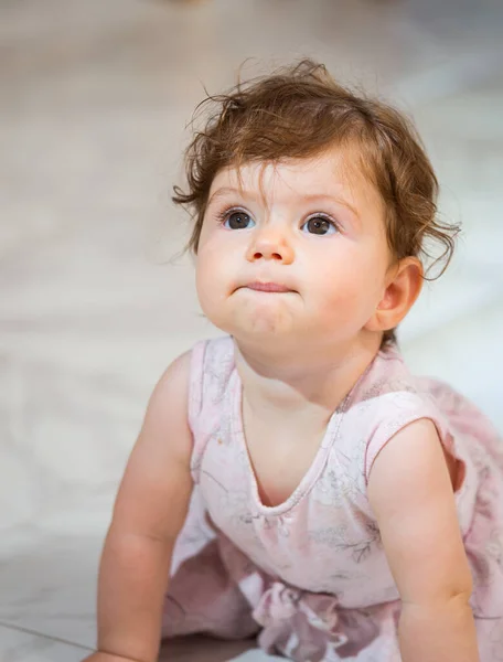 Menina Adorável Com Belos Olhos Grandes Bebê Aprende Andar — Fotografia de Stock