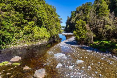 Çok renkli demir suyu olan akarsu Matheson Gölü 'nden çıkar. Uzak diyarlara muhteşem bir yolculuk. Dünyanın en güzel doğası. Yeni Zelanda, Güney Adası. 