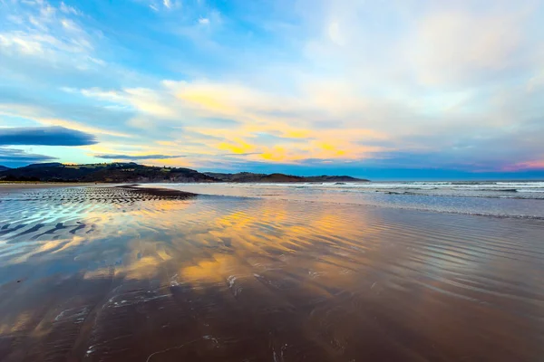 Tramonto Sull Oceano Dolci Nuvole Fantasia Colori Riflettono Nell Acqua — Foto Stock