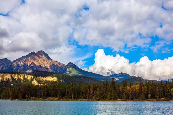 冷たい緑色の水でアネット湖 カナダのロッキー山脈 インドの夏 ジャスパーパークの壮大な風景 旅行と写真観光のコンセプト — ストック写真