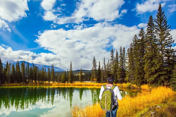 Montanhas Rochosas Canadá Mulher Turista Com Mochila Grande Verde Pequeno — Fotografia de Stock