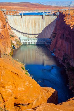  Colorado Nehri 'nin karşısındaki Glen Canyon Barajı. Brigth sonbahar günü. Amerika 'ya git. Aktif, çevresel ve fotoğraf turizmi kavramı