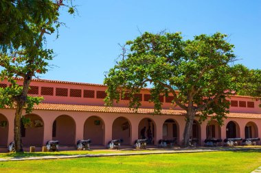 Silahlar kalede sergileniyor. Kenya. Fort Jesus - Mombasa 'da ortaçağ tahkimatı. Tarihi, eğitici ve fotoğraf turizmi kavramı