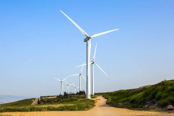 環境保護と写真観光の概念 電気エネルギーを生成するための近代的な機器 風力発電機 ギルボア山の風力発電所 イスラエルだ 近代的な風車 — ストック写真
