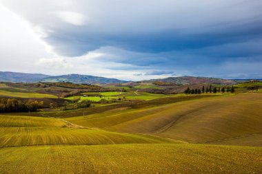 Kırsal çiftlikler. Pürüzsüz tarlalar ve çayırlar. Efsanevi Toskana 'nın resimli tepeleri. Tarım turizmi. Güzel İtalya. Aktif, kırsal ve fotoğraf turizmi kavramı