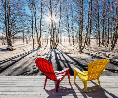  Güneş ufukta parlıyor. Ormanda konforlu kırmızı ve sarı plastik şezlonglar. Kuzey Kutbu 'nda gün batımı. Aşırı ve eko-turizm konsepti