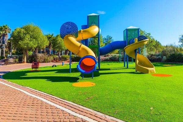 Sicherer Kinderspielplatz Mit Einer Vielzahl Von Bunten Attraktionen Offene Liegewiese — Stockfoto