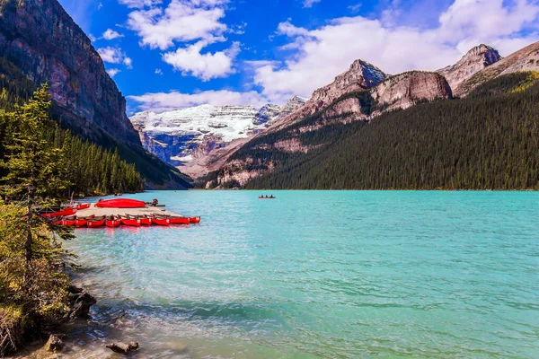 Glacial Lake Louise Der See Mit Azurblauem Wasser Ist Von — Stockfoto