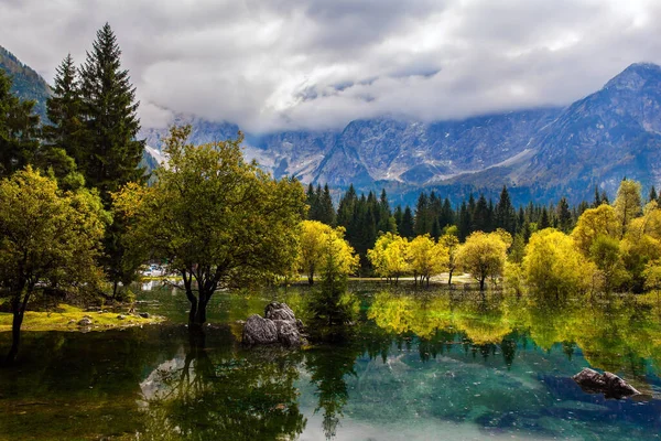 Lago Fuzine Norte Italia Los Dolomitas Están Cubiertos Nubes Magníficos — Foto de Stock