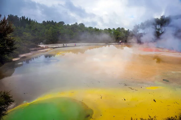 Lago Con Agua Caliente Color Amarillo Verde Naranja Nueva Zelanda — Foto de Stock