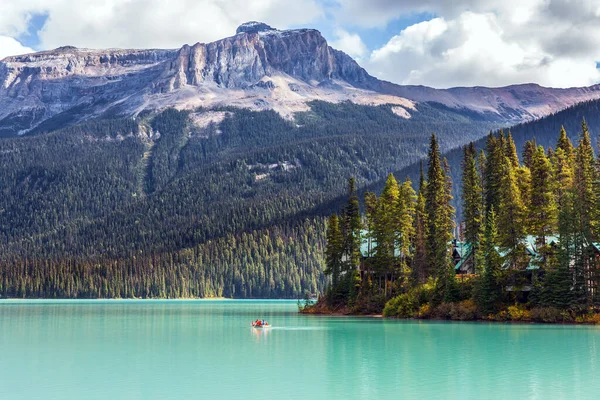 Båt Med Turister Flyter Emerald Lake Kanadensiska Klipporna Barrskog Och — Stockfoto