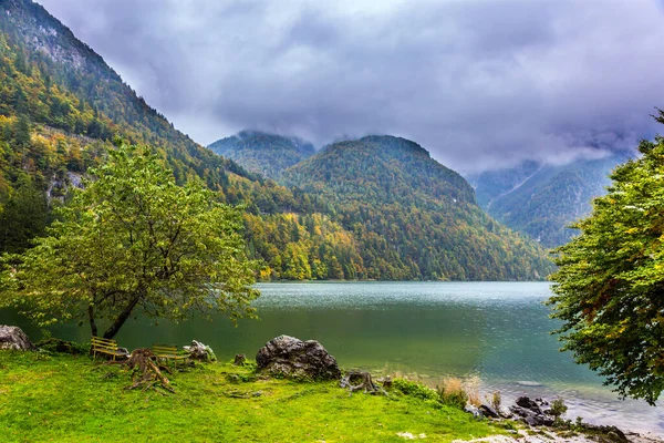 Adorable Lago Montaña Del Predil Italia Día Otoño Nublado Frío —  Fotos de Stock