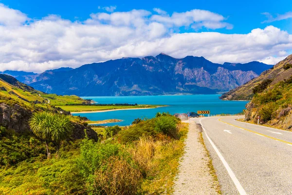生態学的 積極的かつ車の観光の概念 ニュージーランドの南の島 地球の端への旅 草の多い山々が華和湖を囲んでいます 湖の周りの道 — ストック写真