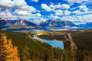 Peter Lougheed İl Parkı 'ndaki Kananaskis Nehri' nin masmavi suyu. Kanada Kayalıkları 'nda sonbahar. Aktif, ekolojik ve fotoğraf turizmi kavramı