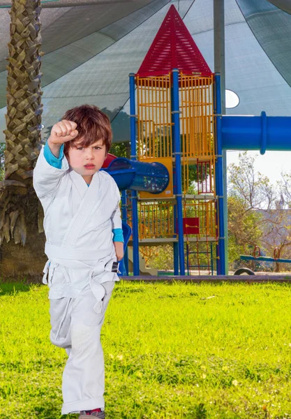 Ragazzo Energico Kimono Bianco Pratica Judo Accogliente Parco Giochi Bambini — Foto Stock