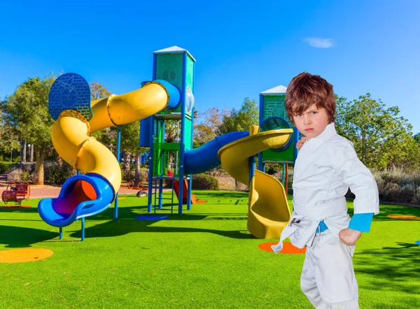 Harika Çocuklar Oyun Alanı Cazibe Kapalı Inişli Spiral Hill Beyaz — Stok fotoğraf