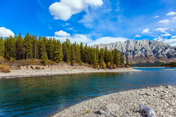 Día Otoño Verano Indio Pendientes Montañas Cubiertas Bosques Coníferas Lago —  Fotos de Stock