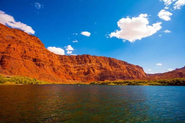 Ampio Fiume Alta Erba Verde Ripide Rive Arenaria Rossa Lee — Foto Stock