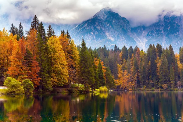 Lago Fuzine Gran Cordillera Dolomita Alpes Nubes Trueno Otoño Norte — Foto de Stock