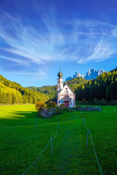 Majestatyczne Dolomity Dolina Val Funes Piękny Malowniczy Kościół Santa Maddalena — Zdjęcie stockowe