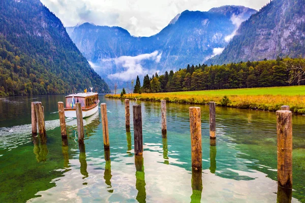 Maravilloso Viaje Barco Turístico Lago Lago Está Rodeado Altas Montañas — Foto de Stock