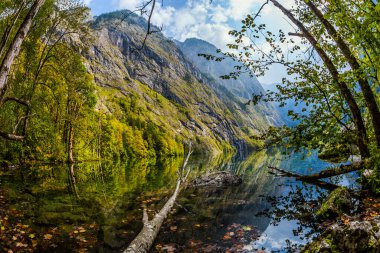 Mountain Koenigssee Gölü - kuzey doğanın büyülü güzelliği. Dağların yamaçları soğuk göl suyuna yansıyor. Aktif, ekolojik ve fototürizm kavramı