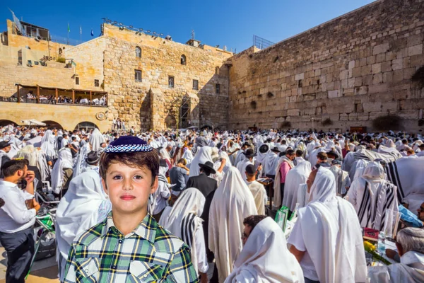 コエンムの祝福 エルサレムの神殿の丘の西斜面での儀式 ヤルムケのハンサムなユダヤ人の少年 ユダヤ人は西壁で祈っている 宗教と写真観光の概念 — ストック写真
