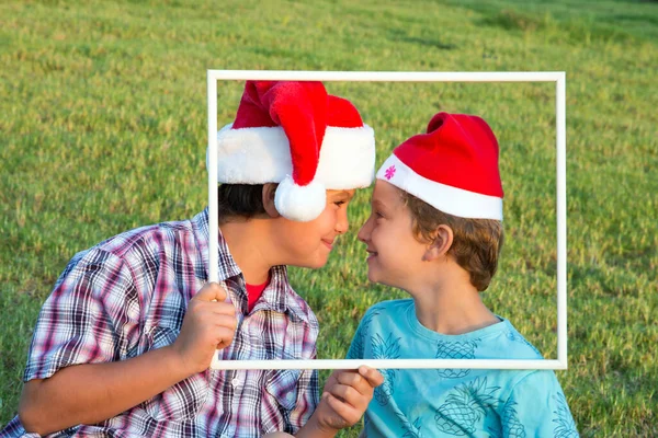 Twee Broers Mop Caps Kerstman Hebben Plezier Lachend Naar Het — Stockfoto