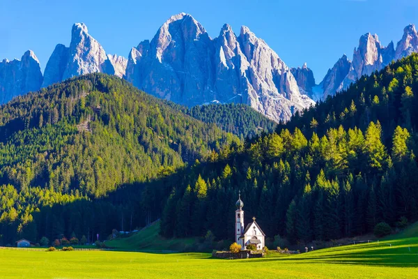 Tirol Italia Pequeña Iglesia Blanca Con Una Campana Entre Césped —  Fotos de Stock