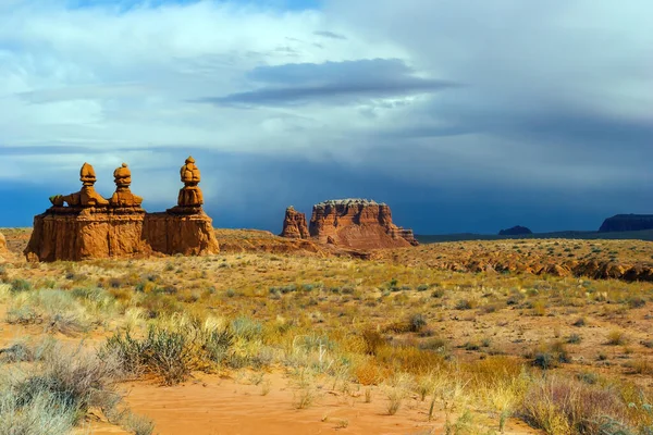 Picturesque Huge Figures Red Brown Sandstone Formed Result Erosion Usa — Stock Photo, Image