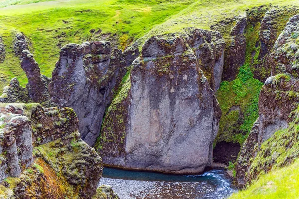 Islandia Chmurny Letni Dzień Początek Pięknego Tajemniczego Kanionu Fyadrarglyufur Rzeka — Zdjęcie stockowe