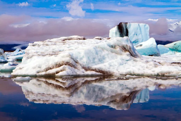 Islanda Laguna Glaciale Jokulsaurloun Iceberg Banchi Ghiaccio Bianchi Blu Galleggiano — Foto Stock