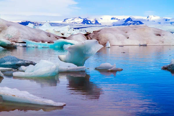 寒い7月の日 ラグーンの滑らかな水に反射した奇妙な氷山と浮遊する氷の流れ ラグーンJokulsaurloun アイスランド 北部と写真観光の概念 — ストック写真