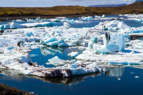 Dia Frio Julho Islândia Lagoa Jokulsaurloun Gelo Está Coberto Cinzas — Fotografia de Stock
