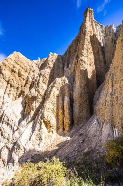 Dar geçitlerle ayrılan sivri uçlu tepeler ve tepeler. Clay Cliffs. Görkemli doğal kara oluşumları. Yeni Zelanda, Güney Adası. Aşırı, doğal ve fotoğraf turizmi kavramı
