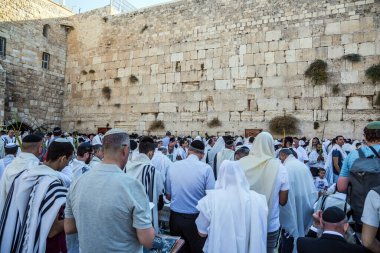 Yahudiler şenlikli beyaz Talit 'te dua ediyorlar. Cohanim 'in kutsaması. Kudüs 'teki Tapınak Dağı' nın batı yamacında kutsal bir tören. Hac, din ve fotoğraf turizmi kavramı