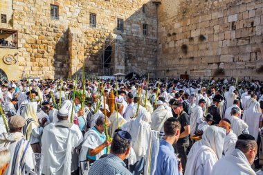 JERUSALEM, ISRAEL - 26 Eylül 2018: Yahudi duaları beyaz Talit 'e sarılı. Batı Tapınak Duvarı 'nda heyecanlı bir tören. Cohanim 'in kutsaması. Hac kavramı 