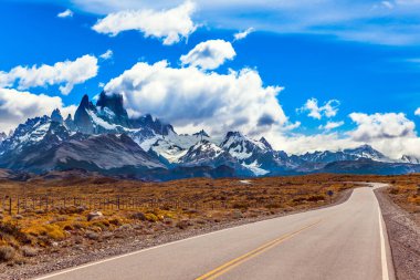Arjantin Patagonya 'da yaz günü. Muhteşem Fitz Dağı 'na giden güzel bir otoyol. Aktif ve aşırı turizm kavramı