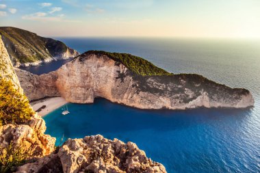 Yunanistan. Ünlü paslı gemi, Navajo Körfezi (Navagio Sahili). Akdeniz 'deki sihirli Zakynthos adası. Küçük kumlu bir sahili olan koy. Yaz tatili ve fotoğraf turizmi konsepti