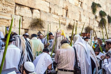 JERUSALEM, ISRAEL - 26 Eylül 2018: Cohanim 'in kutsaması. Tapınak Dağı 'nın batı yamacında seremoni. Batı Duvarı 'nda dua eden Yahudiler. Dini ve fotoğraf turizmi kavramı