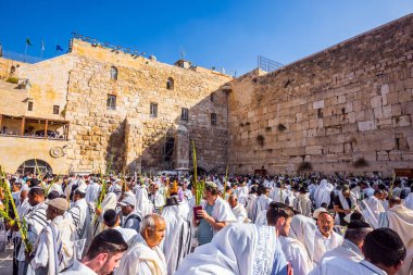 Yahudiler beyaz Talit 'e sarılı dua ediyorlar. Batı Tapınak Duvarı 'nda heyecanlı bir tören. Cohanim 'in kutsaması. Kudüs. Hac, din ve fotoğraf turizmi kavramı