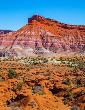 Kızıl kumtaşı dağlarının resimli mahmuzları. Paria Kanyonu-Vermilion Uçurumları Vahşi Doğa Bölgesi. ABD. Arizona, Utah. Aktif, aşırı ve fotoğraf turizmi kavramı