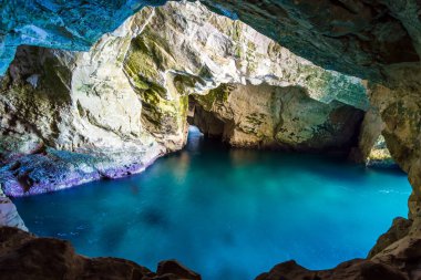 Grottoes Rosh - ha - Nikra - Kuzey İsrail 'de Lübnan sınırında jeolojik oluşum. Kireçtaşı dağındaki Karst mağarası. Aktif, çevresel ve fotoğraf turizmi kavramı