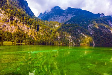 Konigssee Dağı 'nın berrak suları. Bavyera, Almanya. Büyüye yolculuk. Göl yüksek dağlarla çevrilidir. Aktif, ekolojik ve fotoğraf turizmi kavramı