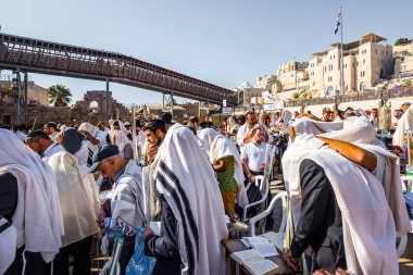 JERUSALEM, ISRAEL - 26 Eylül 2018: Batı Duvarı 'nda dokunaklı bir tören. Yahudiler beyaz Talit 'e sarılı dua ediyorlar. Cohanim 'in kutsaması. Hac kavramı 