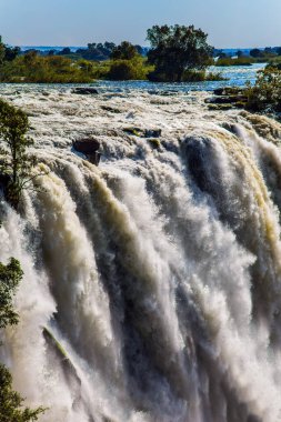 Yağmur sezonundan sonra harika bir yürüyüş. Zambiya 'daki Grand Victoria Şelalesi. Victoria, Güney Afrika 'daki Zambezi Nehri üzerinde bir şelaledir. Etkin, aşırı ve fotoğraf turizmi kavramı