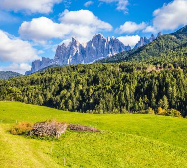 Dolomitler 'de sıcak bir sonbahar, Val de Funes. Vadi dolomit kayalarından oluşan bir duvarla çevrilidir. Ekolojik turizm kavramı