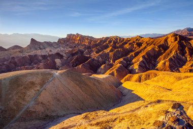 Zabriskie Point, Amargosa Dağları 'nın bir parçasıdır. Kaliforniya 'daki Ölüm Vadisi, ABD. Çok renkli resimli günbatımı. Aktif, aşırı ve fotoğraf turizmi kavramı