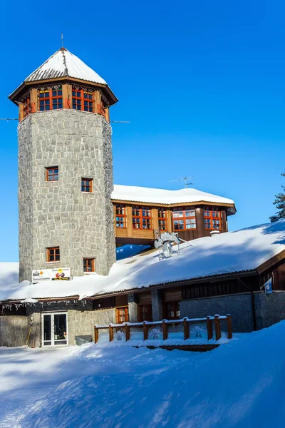 6 Mart 2017 RANUA ZOO, LAPLAND, FINLAND. Soğuk kış günü. Ünlü hayvanat bahçesine giriş. Kule ve hediyelik eşya dükkanı