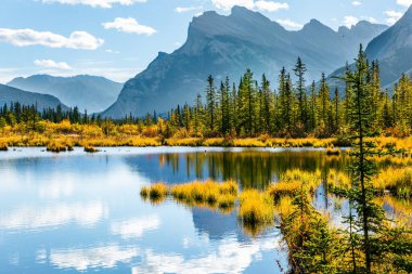 Vermillon Gölü, huş ve kavak ağaçlarının sarı yaprakları arasındadır. Kuzey 